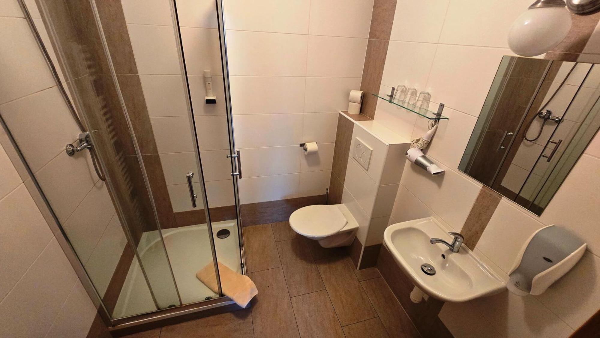 Dvůr Perlová voda Budyne nad Ohri Esterno foto
