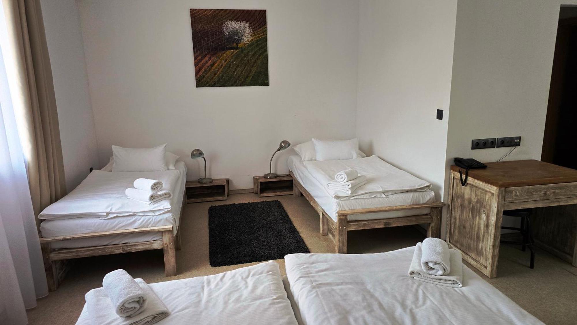 Dvůr Perlová voda Budyne nad Ohri Esterno foto