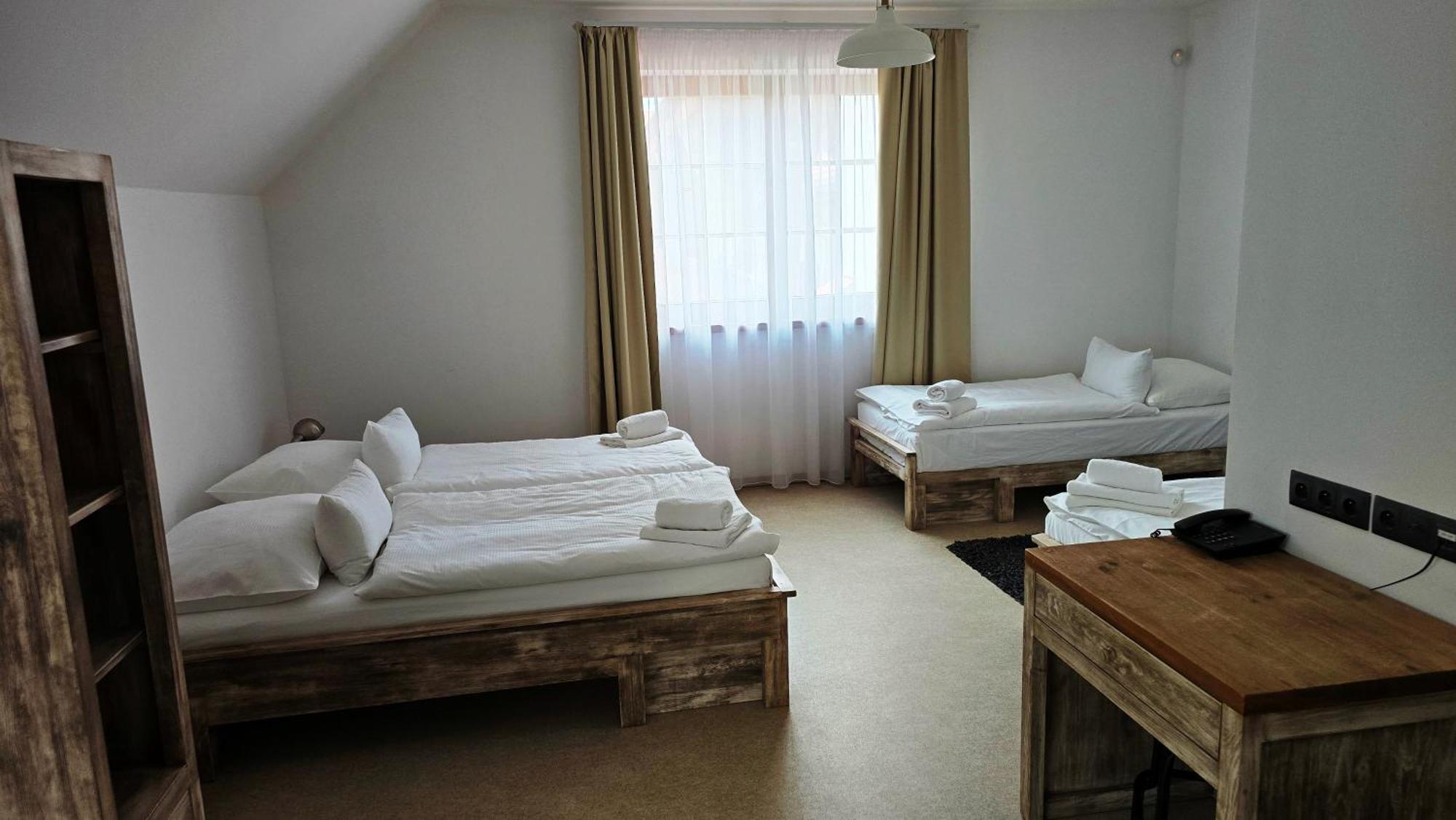 Dvůr Perlová voda Budyne nad Ohri Esterno foto