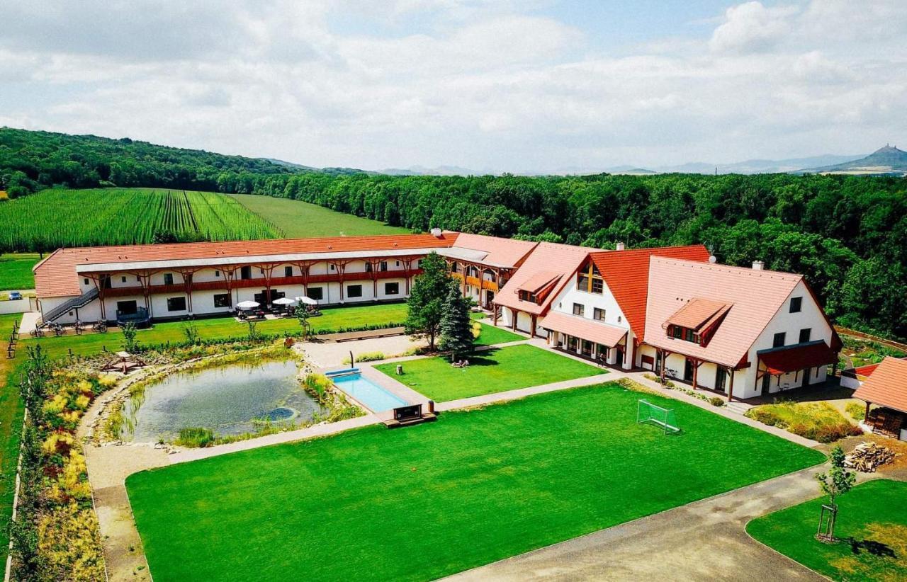 Dvůr Perlová voda Budyne nad Ohri Esterno foto
