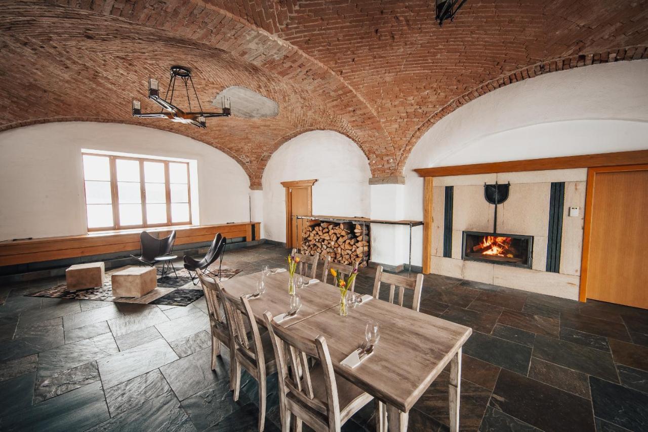 Dvůr Perlová voda Budyne nad Ohri Esterno foto
