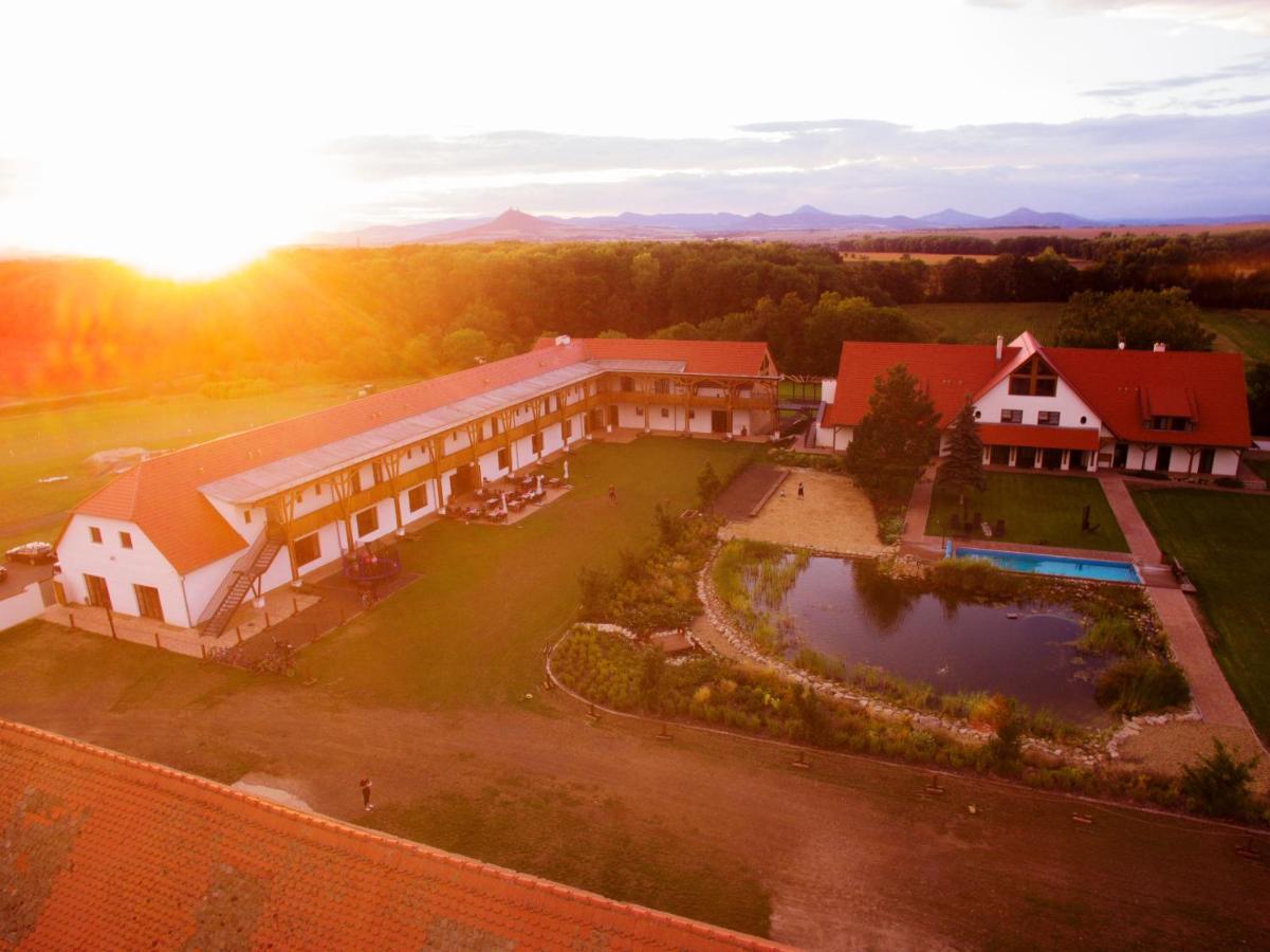 Dvůr Perlová voda Budyne nad Ohri Esterno foto