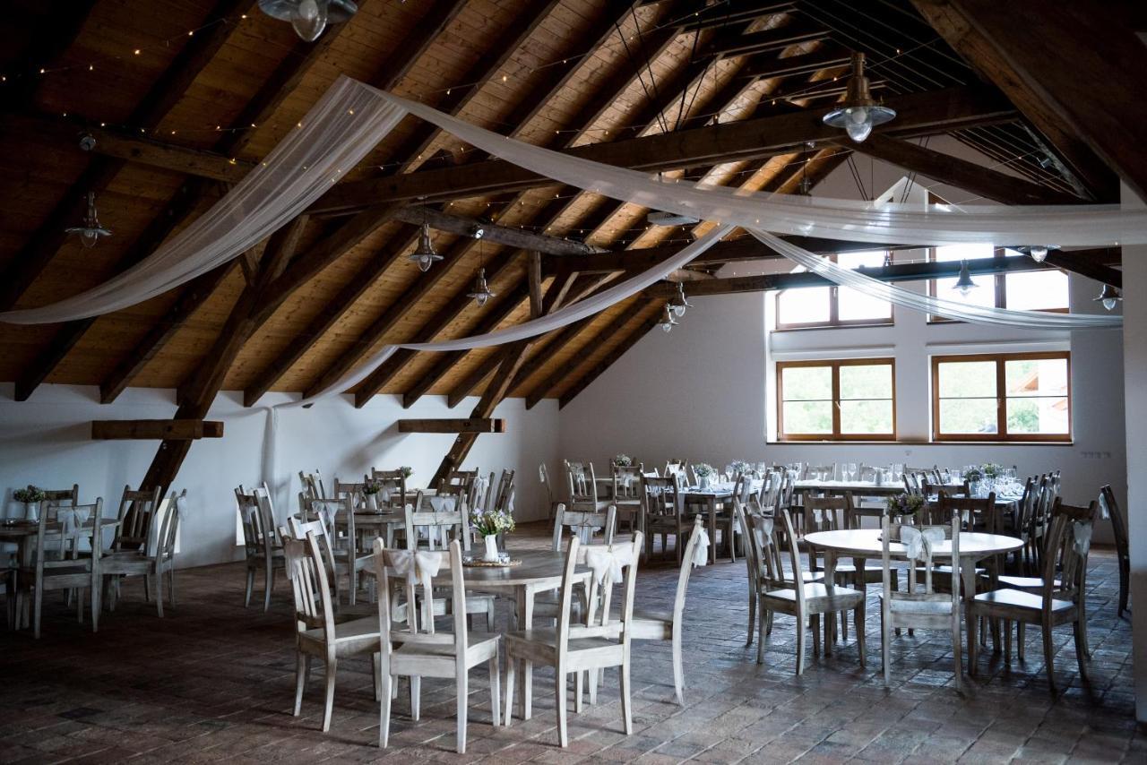 Dvůr Perlová voda Budyne nad Ohri Esterno foto