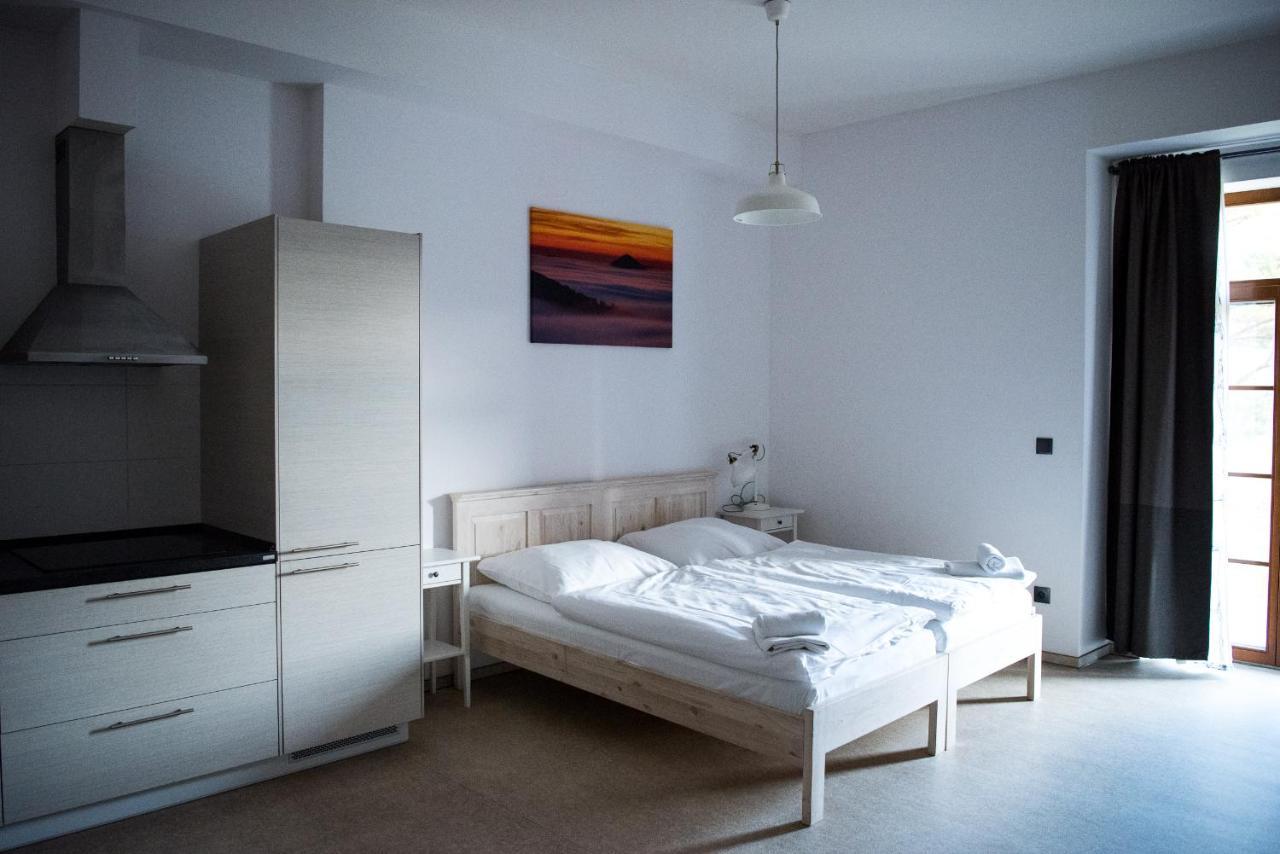 Dvůr Perlová voda Budyne nad Ohri Esterno foto