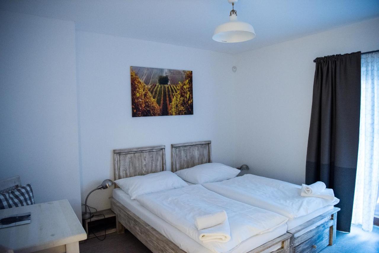 Dvůr Perlová voda Budyne nad Ohri Esterno foto