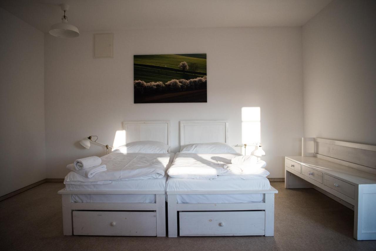 Dvůr Perlová voda Budyne nad Ohri Esterno foto