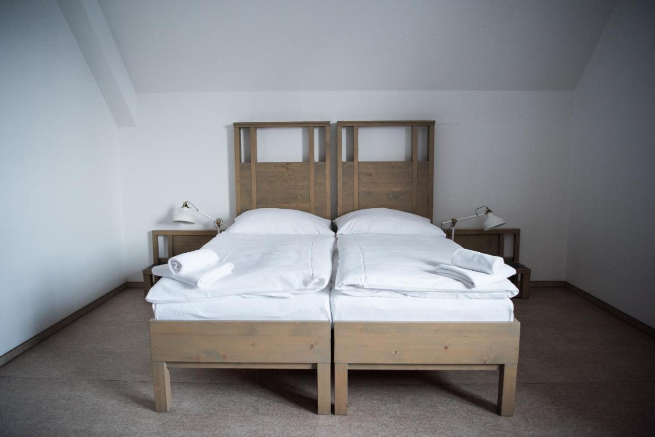 Dvůr Perlová voda Budyne nad Ohri Esterno foto